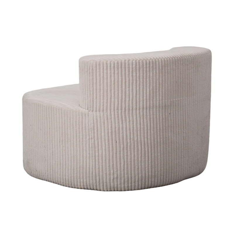 Sofá individual de pana beige claro con respaldo curvo