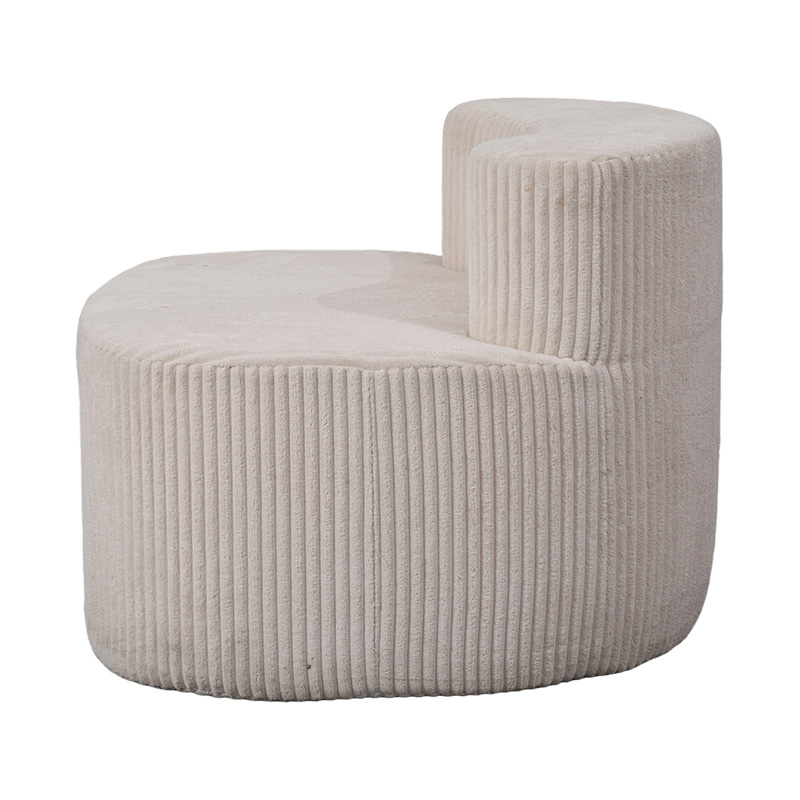 Sofá individual de pana beige claro con respaldo curvo