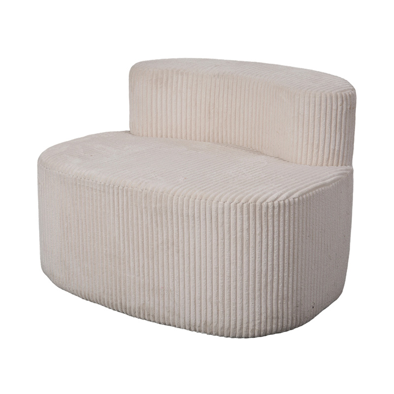 Sofá individual de pana beige claro con respaldo curvo