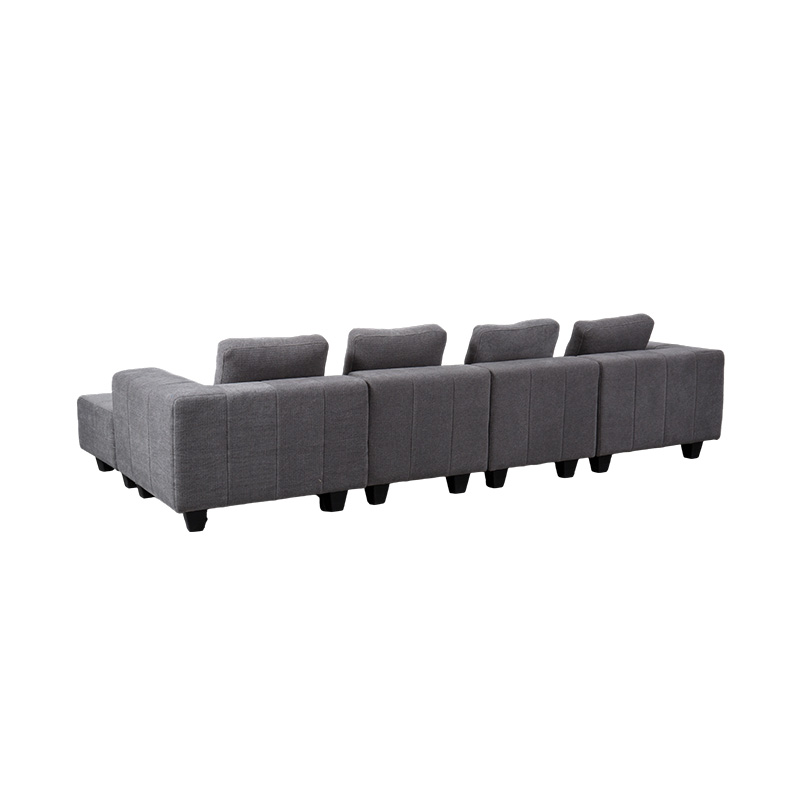 Sofá modular grande en forma de L de tela gris claro con cojines cuadrados, estilo minimalista moderno