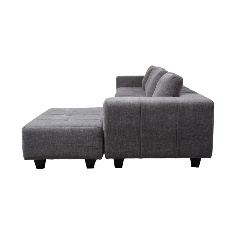 Sofá modular grande en forma de L de tela gris claro con cojines cuadrados, estilo minimalista moderno