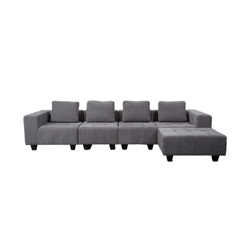 Sofá modular grande en forma de L de tela gris claro con cojines cuadrados, estilo minimalista moderno