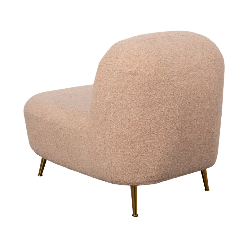 Sillón individual de espuma completa con respaldo curvado en suave felpa naranja, combinado con patas de metal dorado