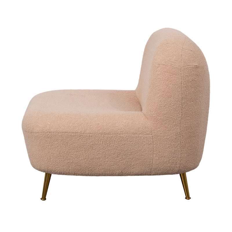 Sillón individual de espuma completa con respaldo curvado en suave felpa naranja, combinado con patas de metal dorado