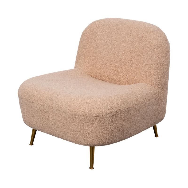 Sillón individual de espuma completa con respaldo curvado en suave felpa naranja, combinado con patas de metal dorado